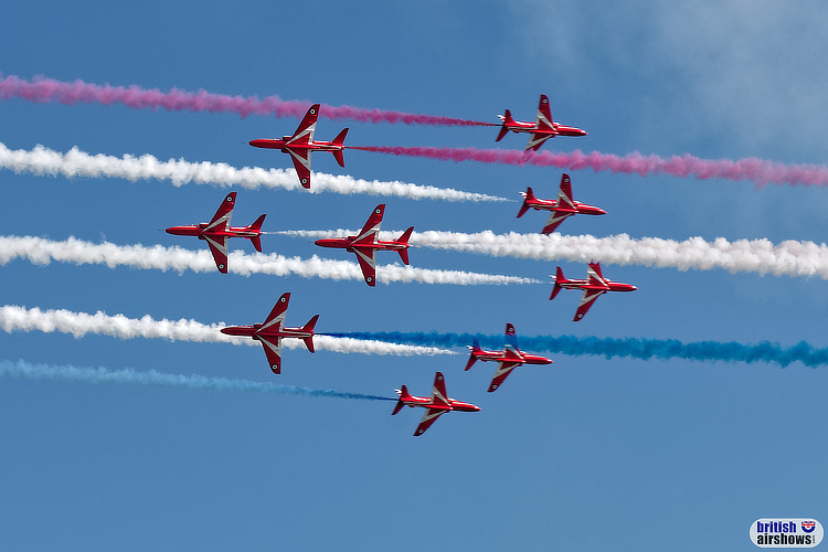 Red Arrows 5:4 cross at Airbourne 2025